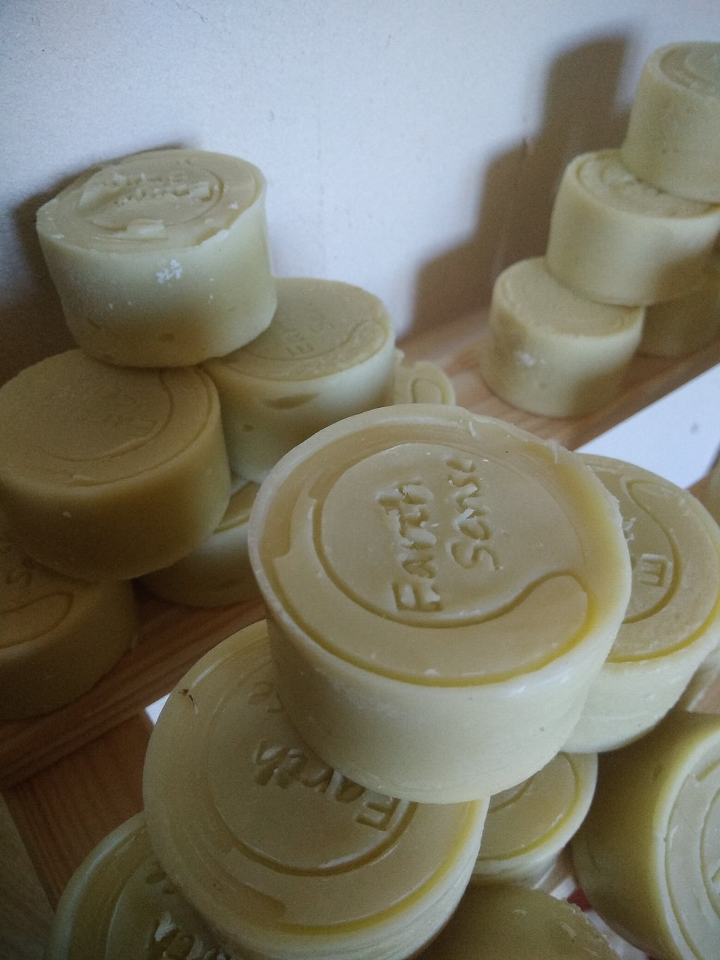 Organic sandalwood solid shampoo bar, round 60g natural hair care soap for all hair types — view 4