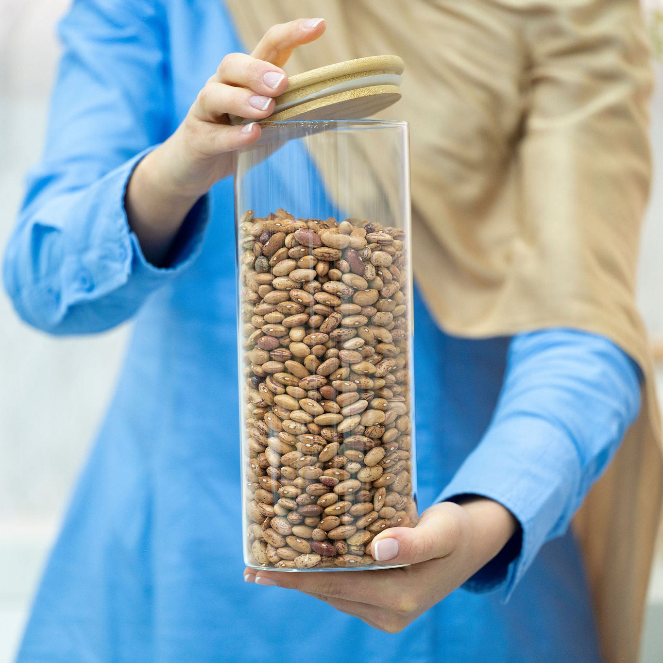 Round clear borosilicate glass storage jar with a natural bamboo airtight lid for pantry organisation. — view 3