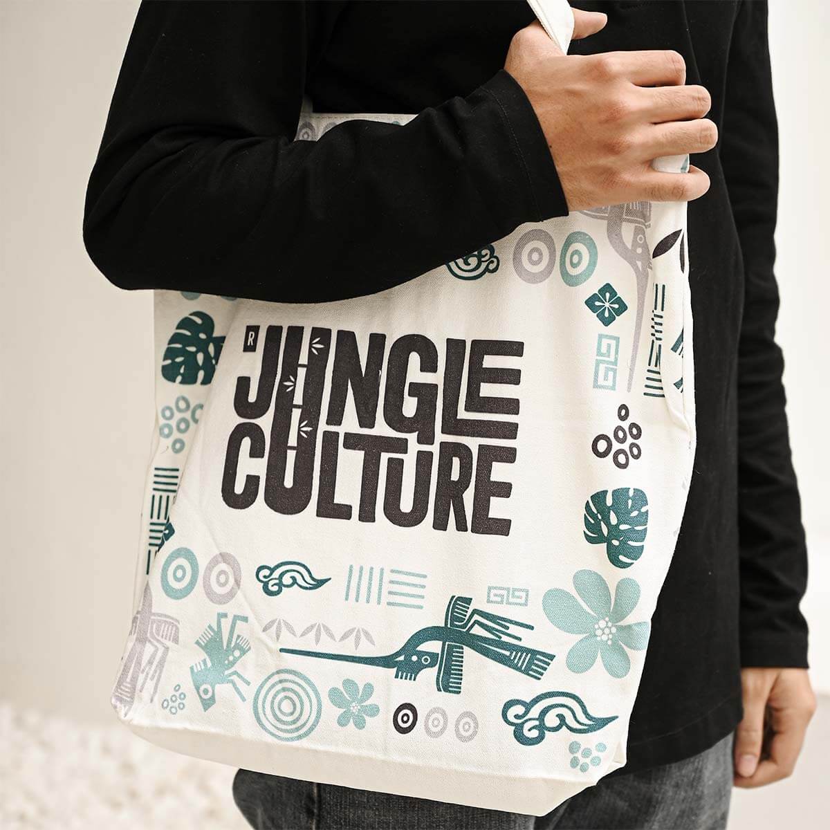 Foldable reusable canvas tote bag with long shoulder straps made of sustainable organic cotton blend — view 4