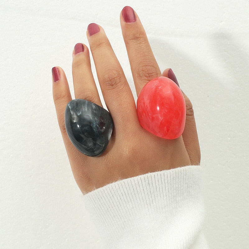 Chunky square acrylic resin rings in marbled emerald green and crisp arctic white. — view 3