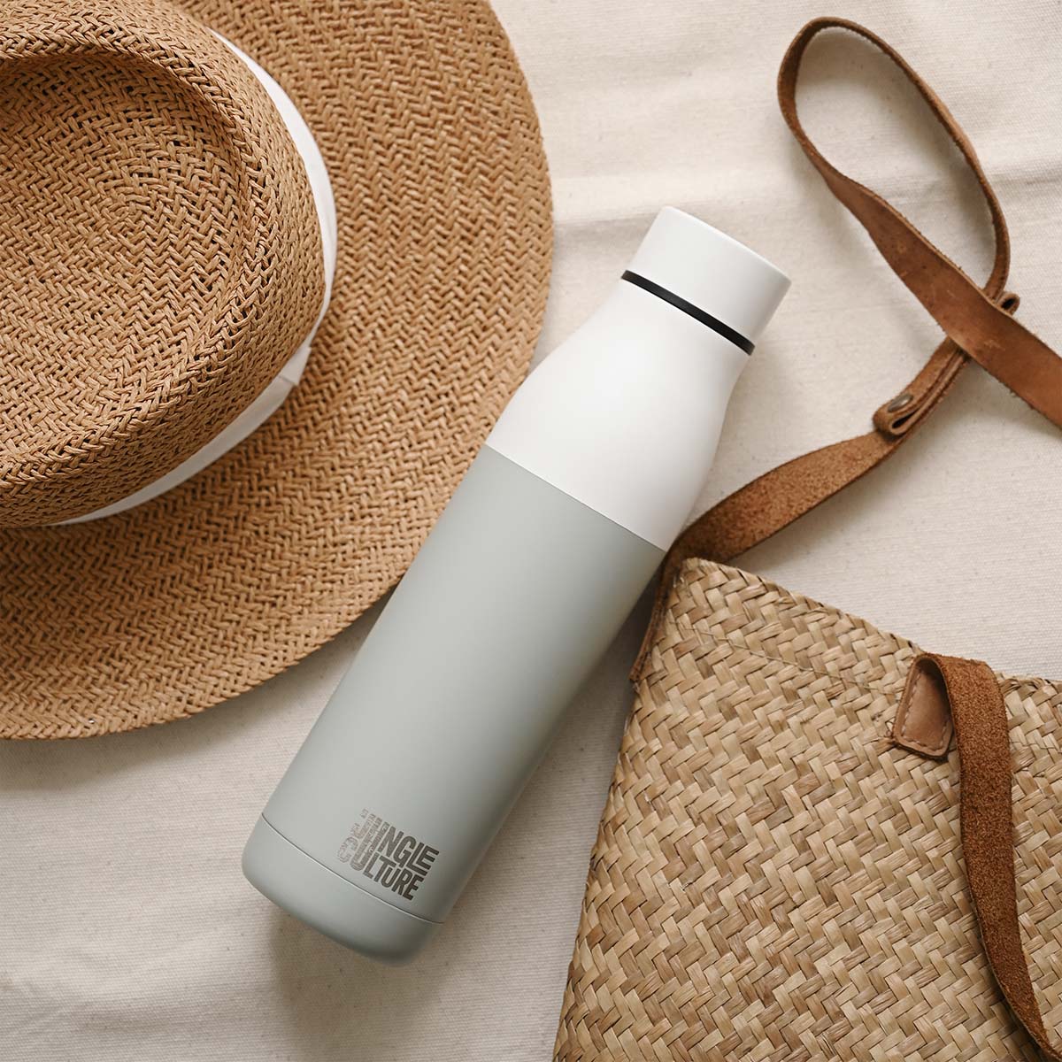 Matt white reusable stainless steel insulated water bottle with airtight leak-proof lid