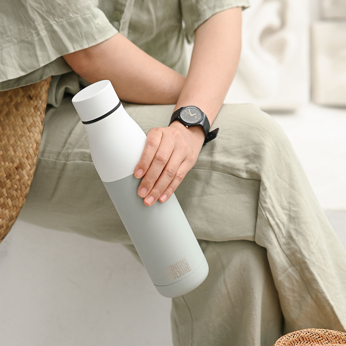 Matt white reusable stainless steel insulated water bottle with airtight leak-proof lid — view 3