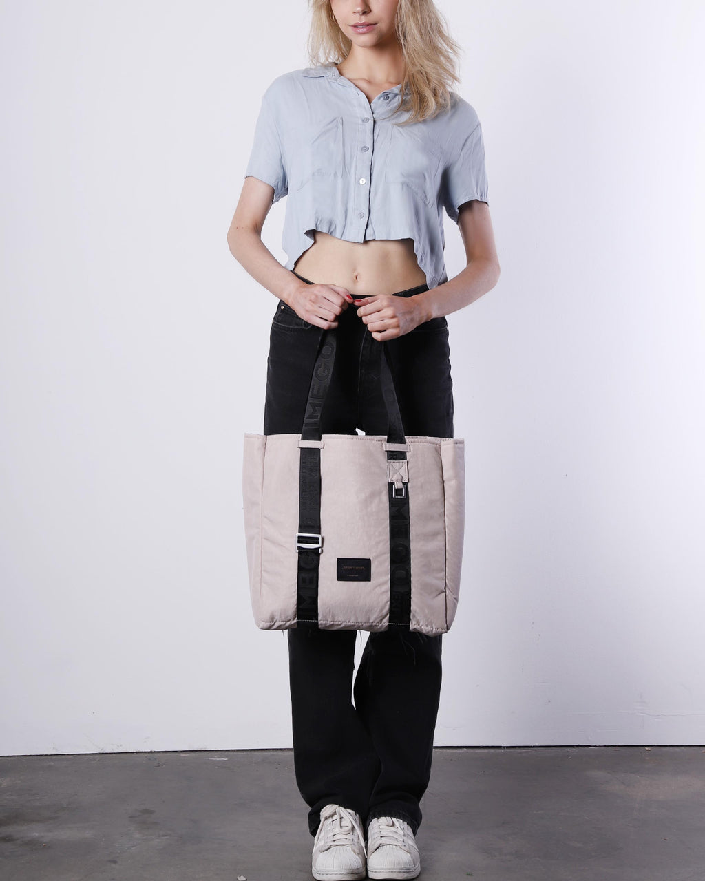 Neo laptop tote bag in mushroom pink nylon featuring adjustable silver straps and spacious compartments — view 2