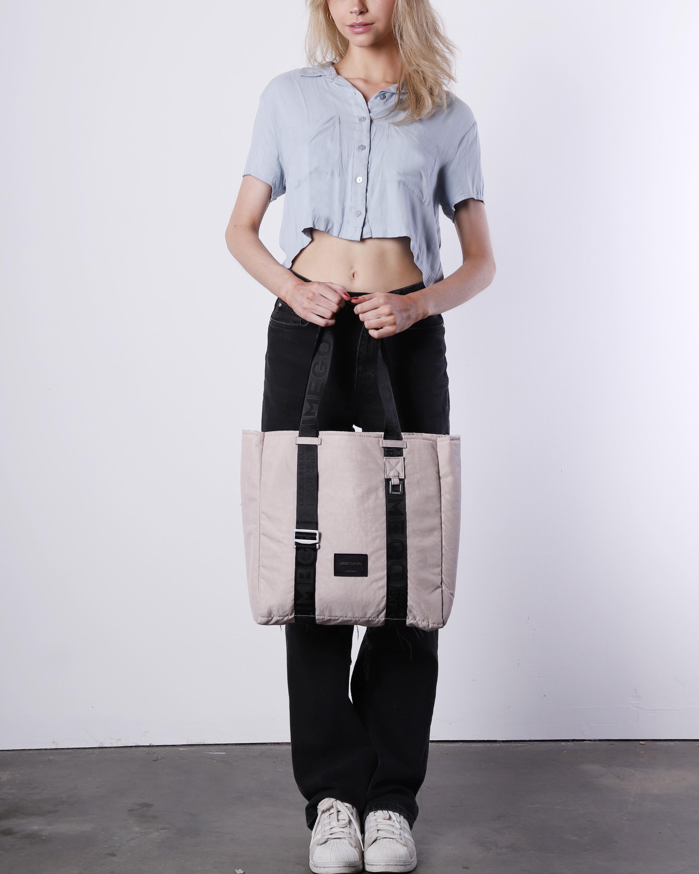 Neo laptop tote bag in mushroom pink nylon featuring adjustable silver straps and spacious compartments — view 2