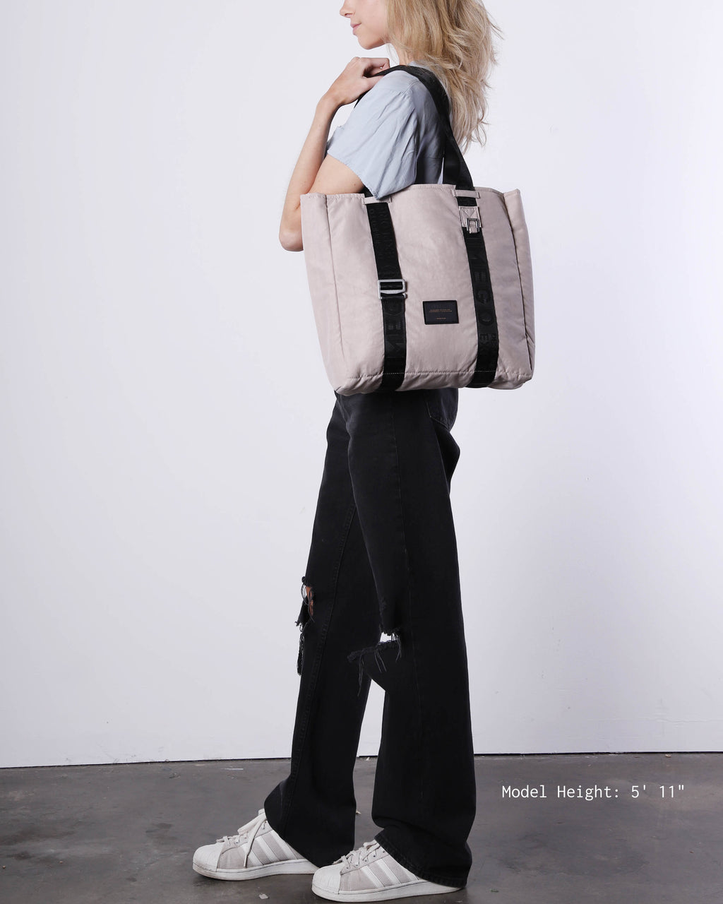 Neo laptop tote bag in mushroom pink nylon featuring adjustable silver straps and spacious compartments — view 3