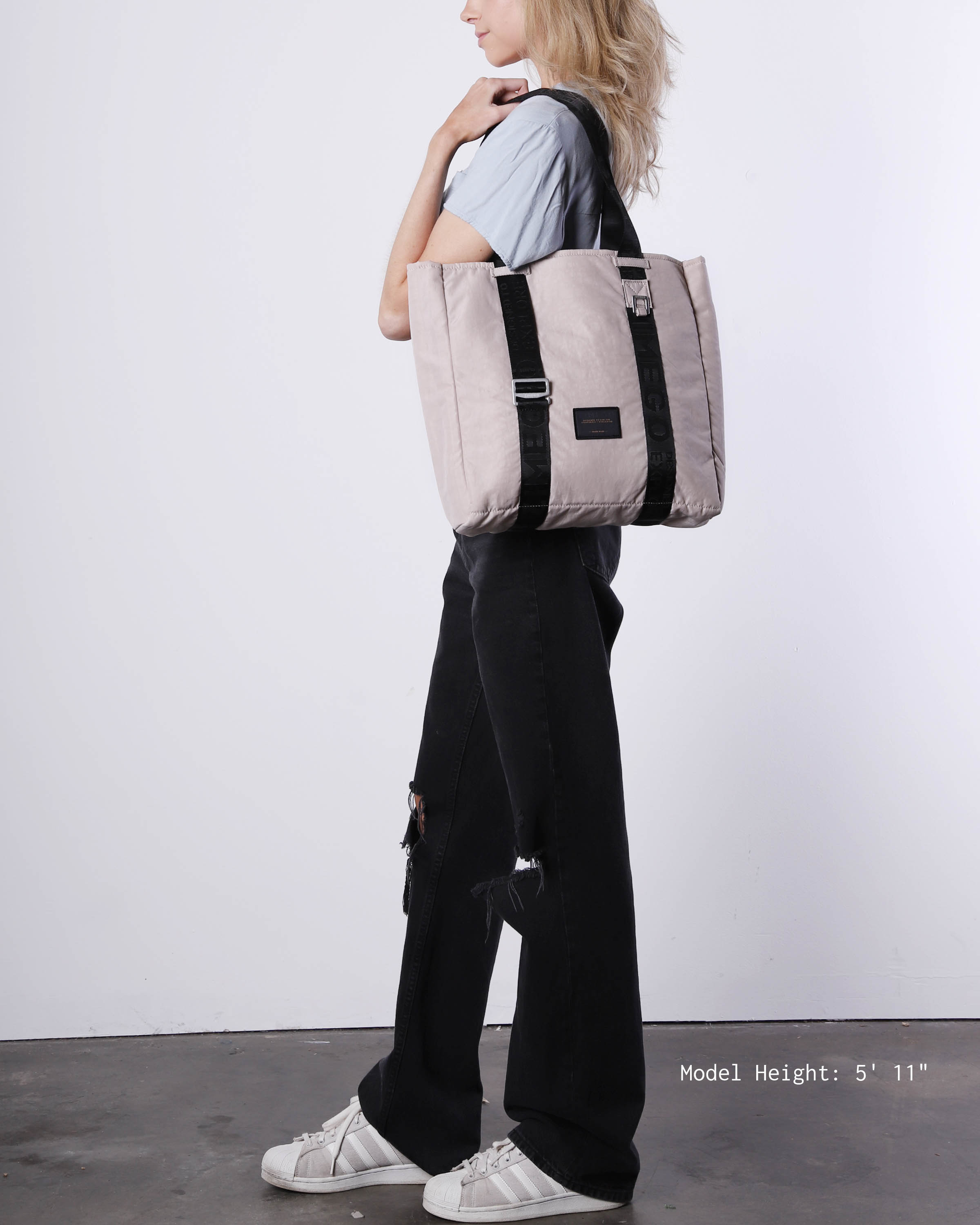 Neo laptop tote bag in mushroom pink nylon featuring adjustable silver straps and spacious compartments — view 3