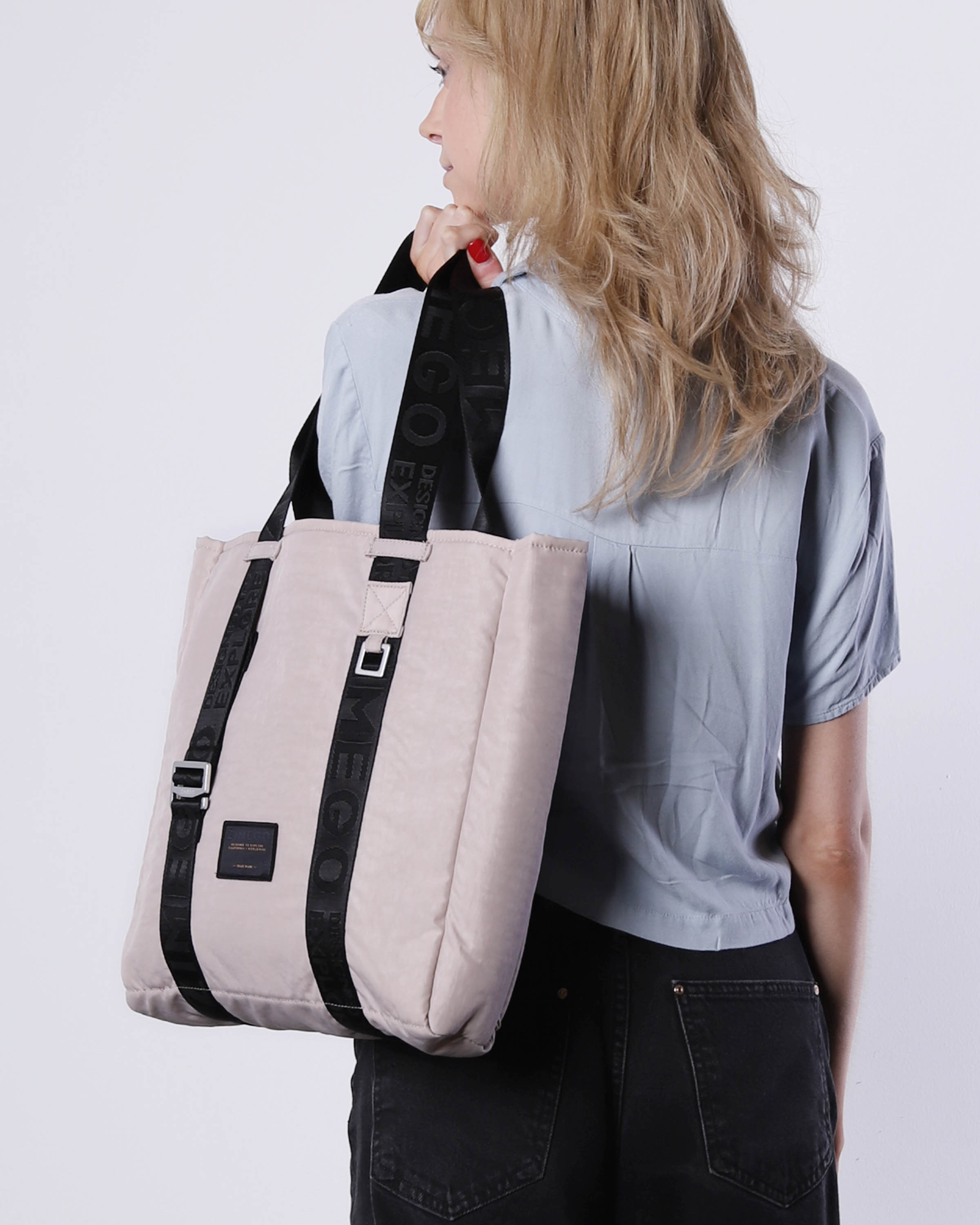 Neo laptop tote bag in mushroom pink nylon featuring adjustable silver straps and spacious compartments — view 4