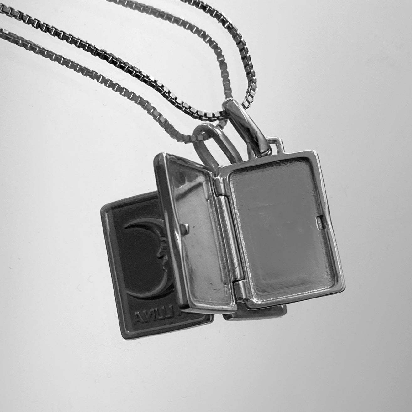 Vintage heart shaped titanium steel photo frame locket necklace on a delicate box chain. — view 3