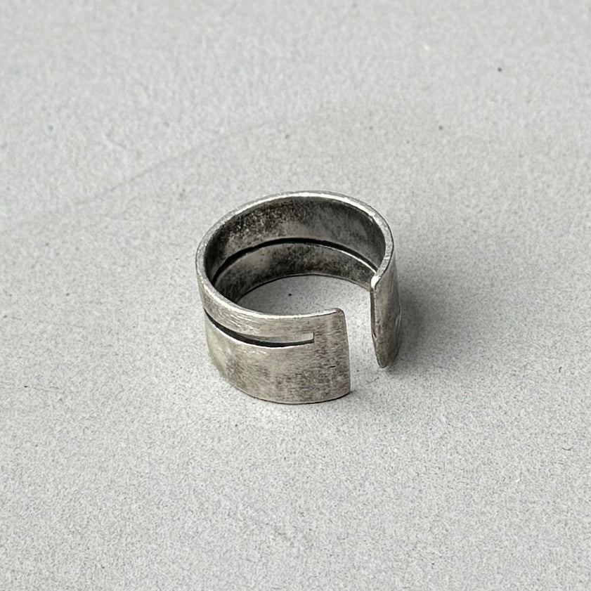 Cutout Silver Band Ring-1