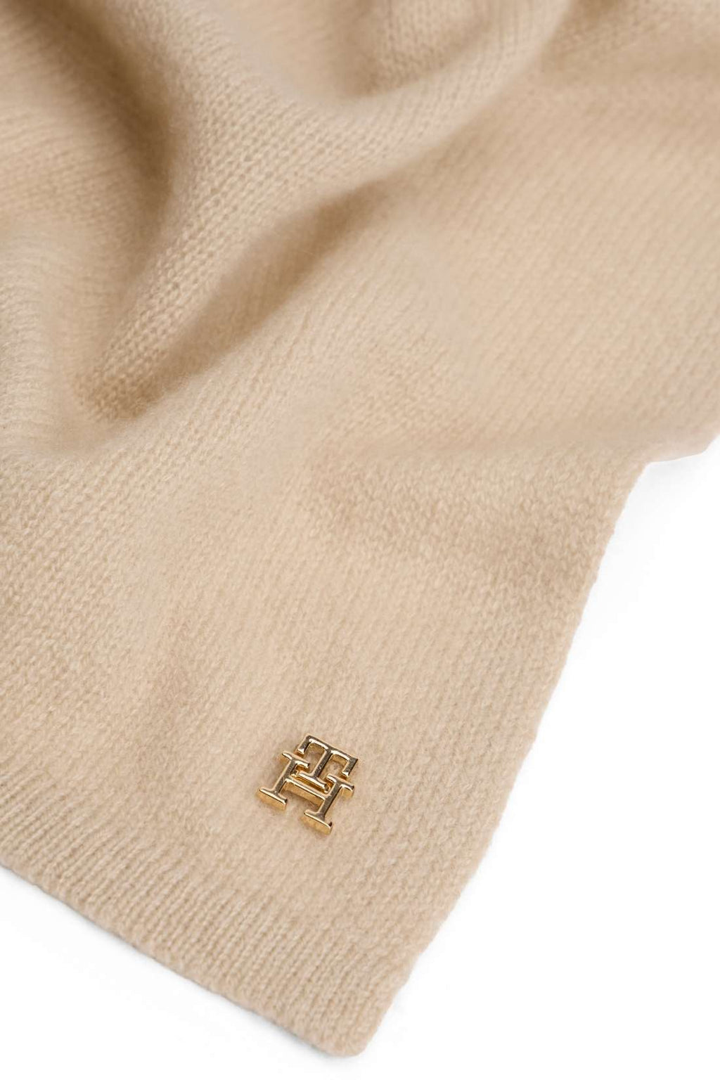 Pure cashmere women's scarf in light beige with monogram logo plaque, laid flat. — view 8
