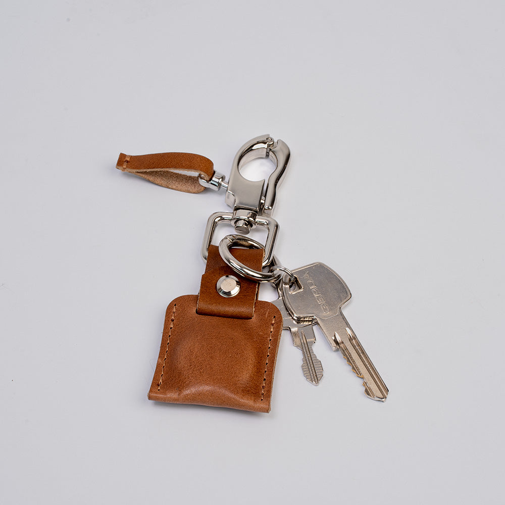 Premium full-grain Italian leather AirTag keychain with snap hook and metal keyring — view 3