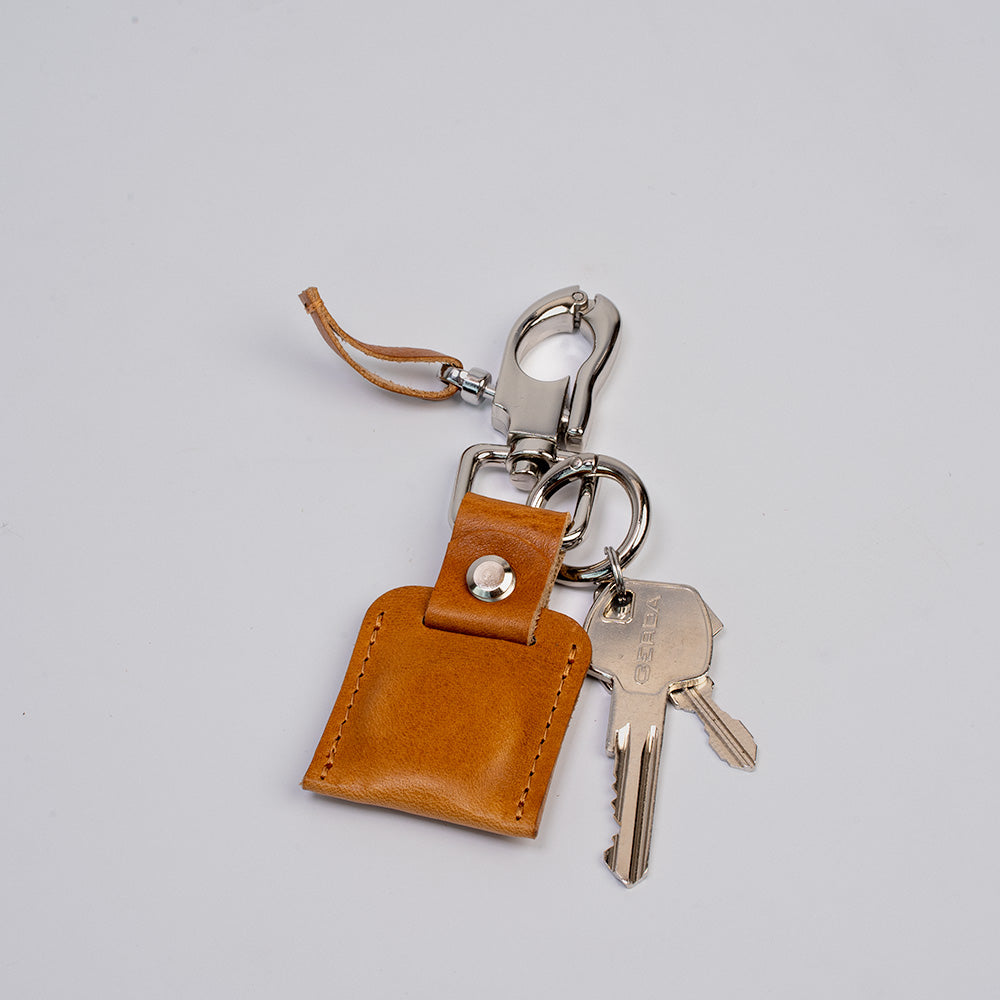 Premium full-grain Italian leather AirTag keychain with snap hook and metal keyring — view 4