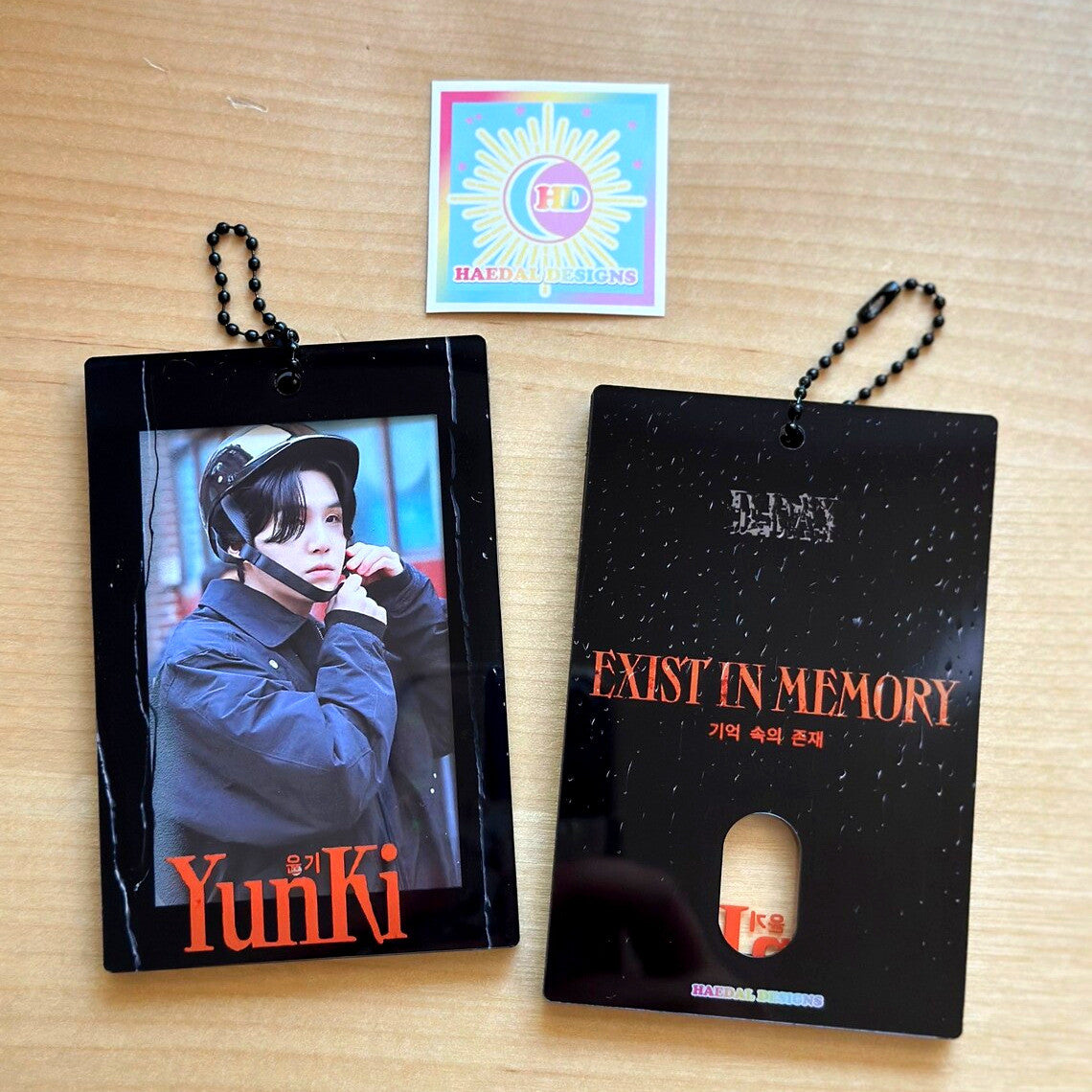 Clear acrylic photocard holder keychain displaying a card, with black chain and claw clasp. — view 3