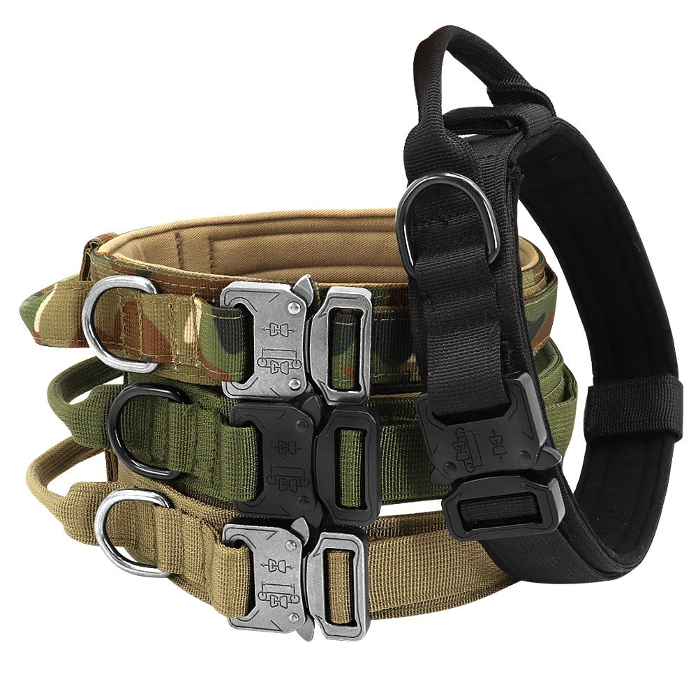 Tactical dog collar in camouflage made of heavy-duty nylon with a built-in control handle — view 3