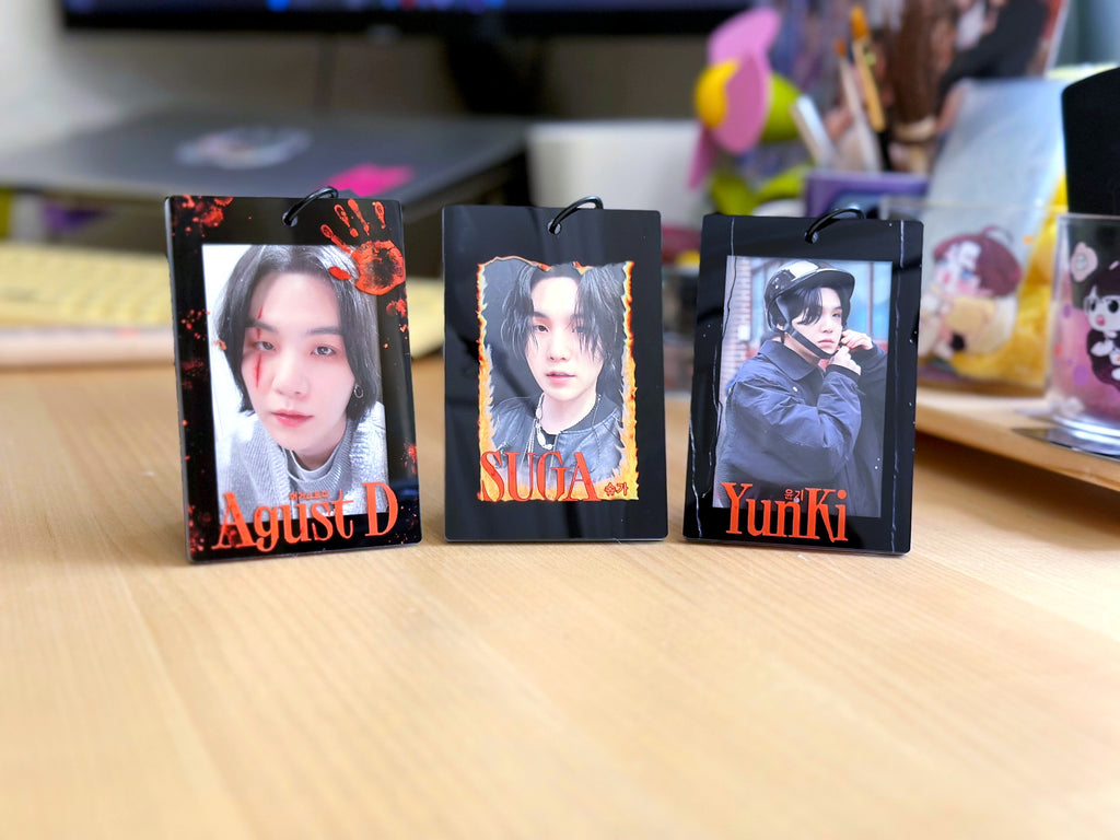 Clear acrylic photocard holder keychain displaying a card, with black chain and claw clasp. — view 7