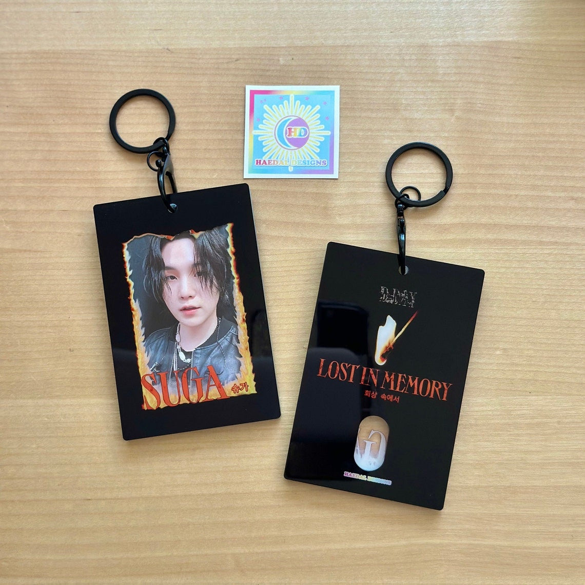 Clear acrylic photocard holder keychain displaying a card, with black chain and claw clasp. — view 5