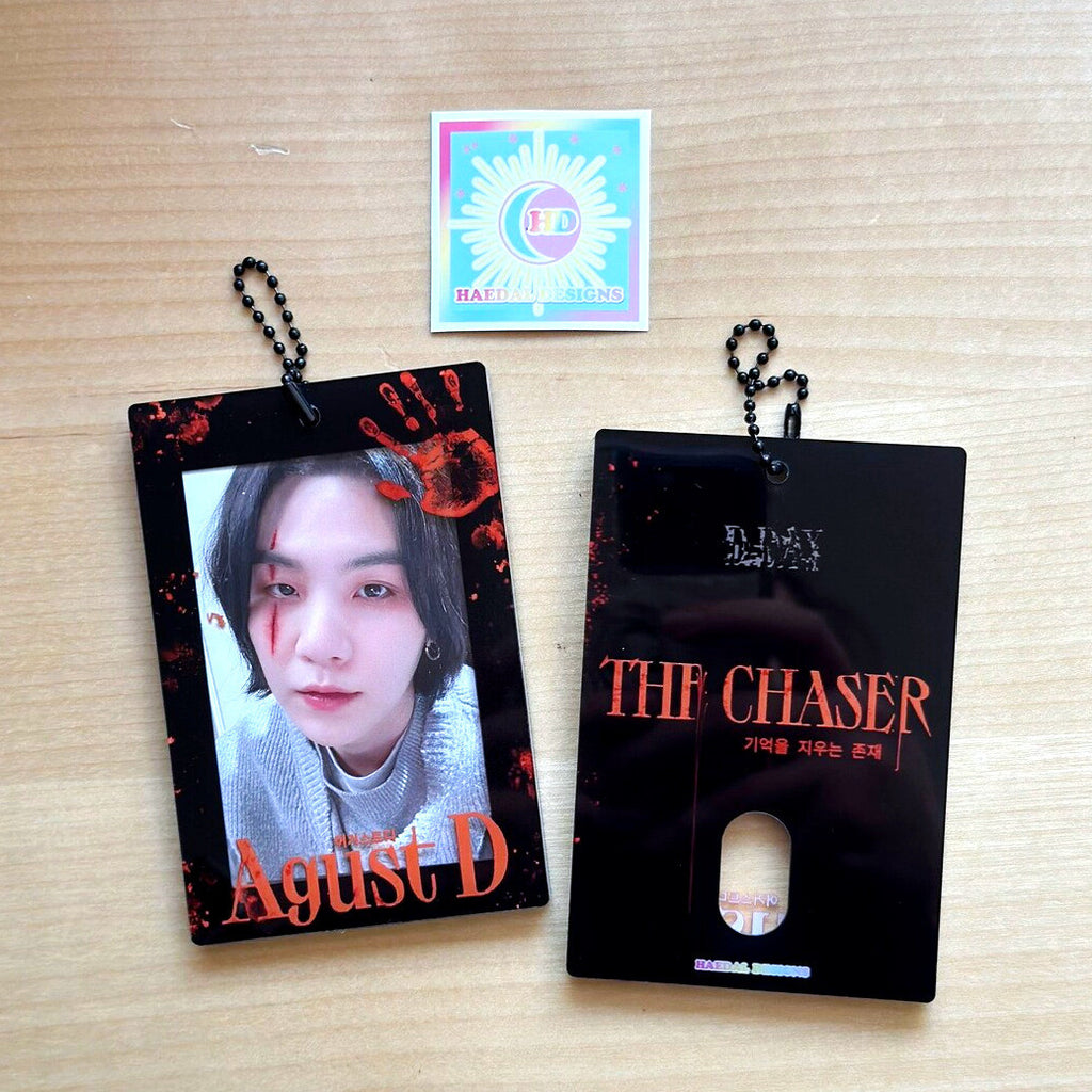 Clear acrylic photocard holder keychain displaying a card, with black chain and claw clasp. — view 2