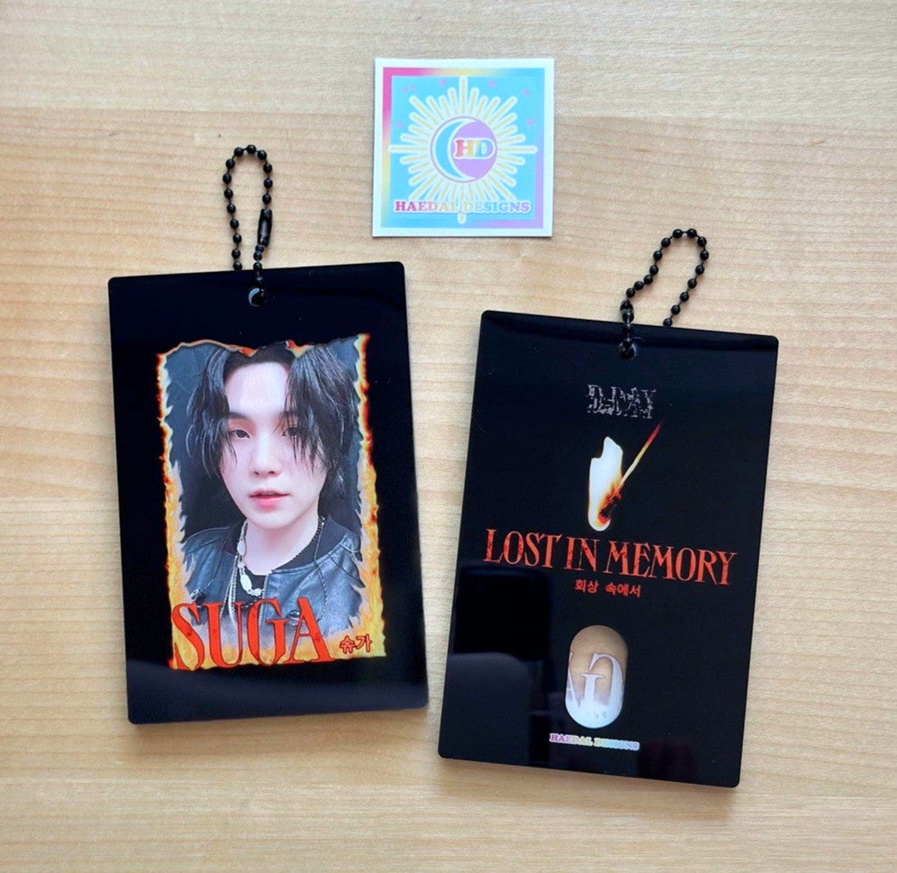 Clear acrylic photocard holder keychain displaying a card, with black chain and claw clasp. — view 4