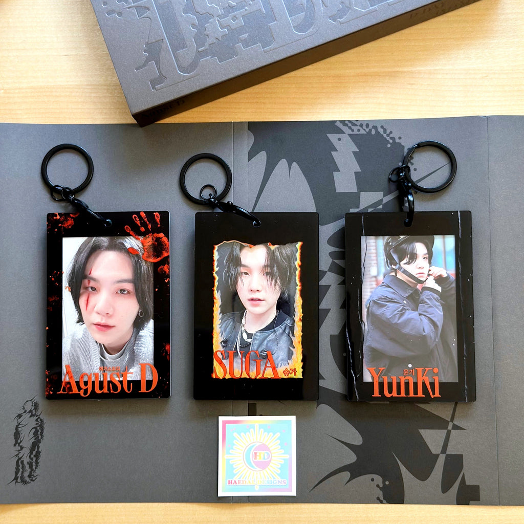 Clear acrylic photocard holder keychain displaying a card, with black chain and claw clasp. — view 8