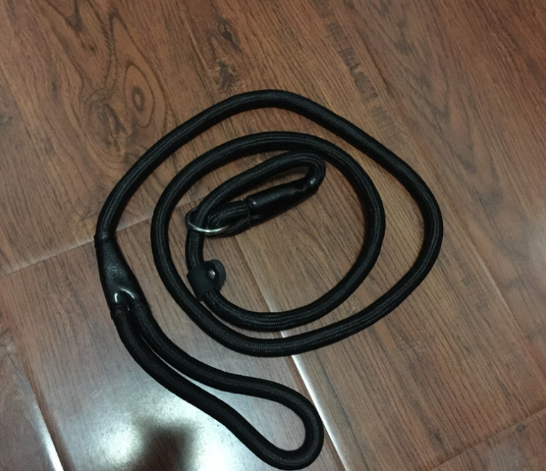Durable dog leash pet walking chain with secure metal clasp, available in various thickness sizes