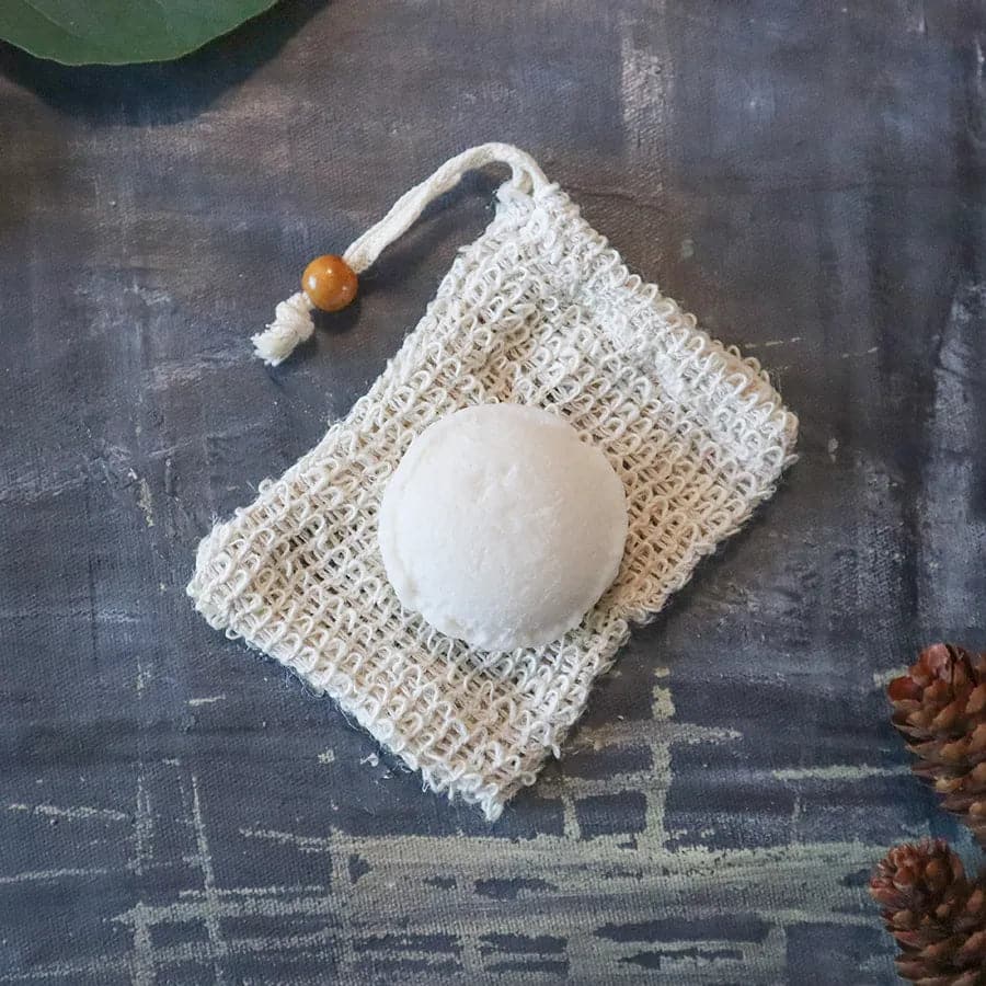 Solid hydrating shampoo bar infused with shea butter and natural botanical extracts for dry hair — view 3