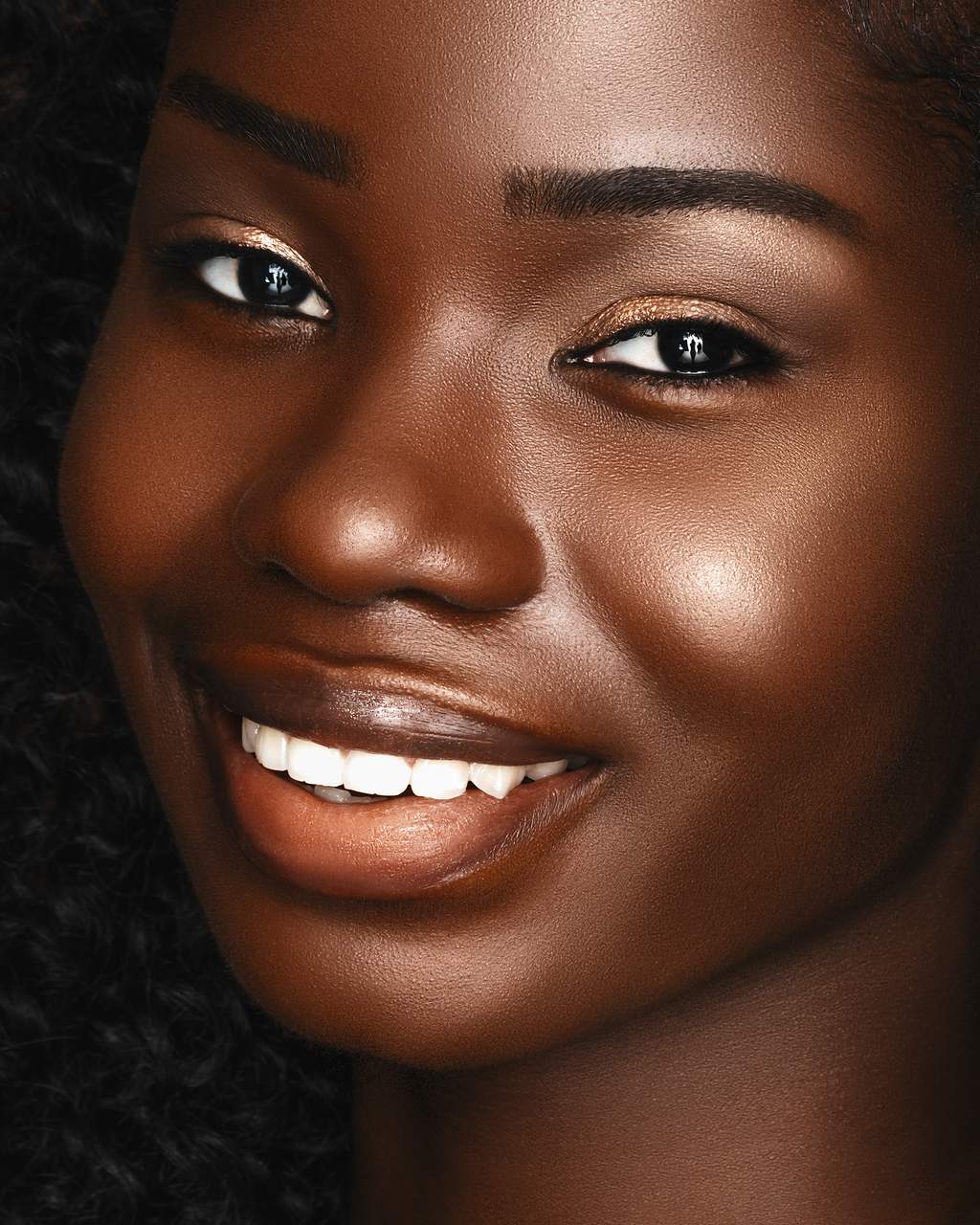 HD Beauty Canvas liquid foundation bottle with a pump dispenser, for a flawless natural finish. — view 3