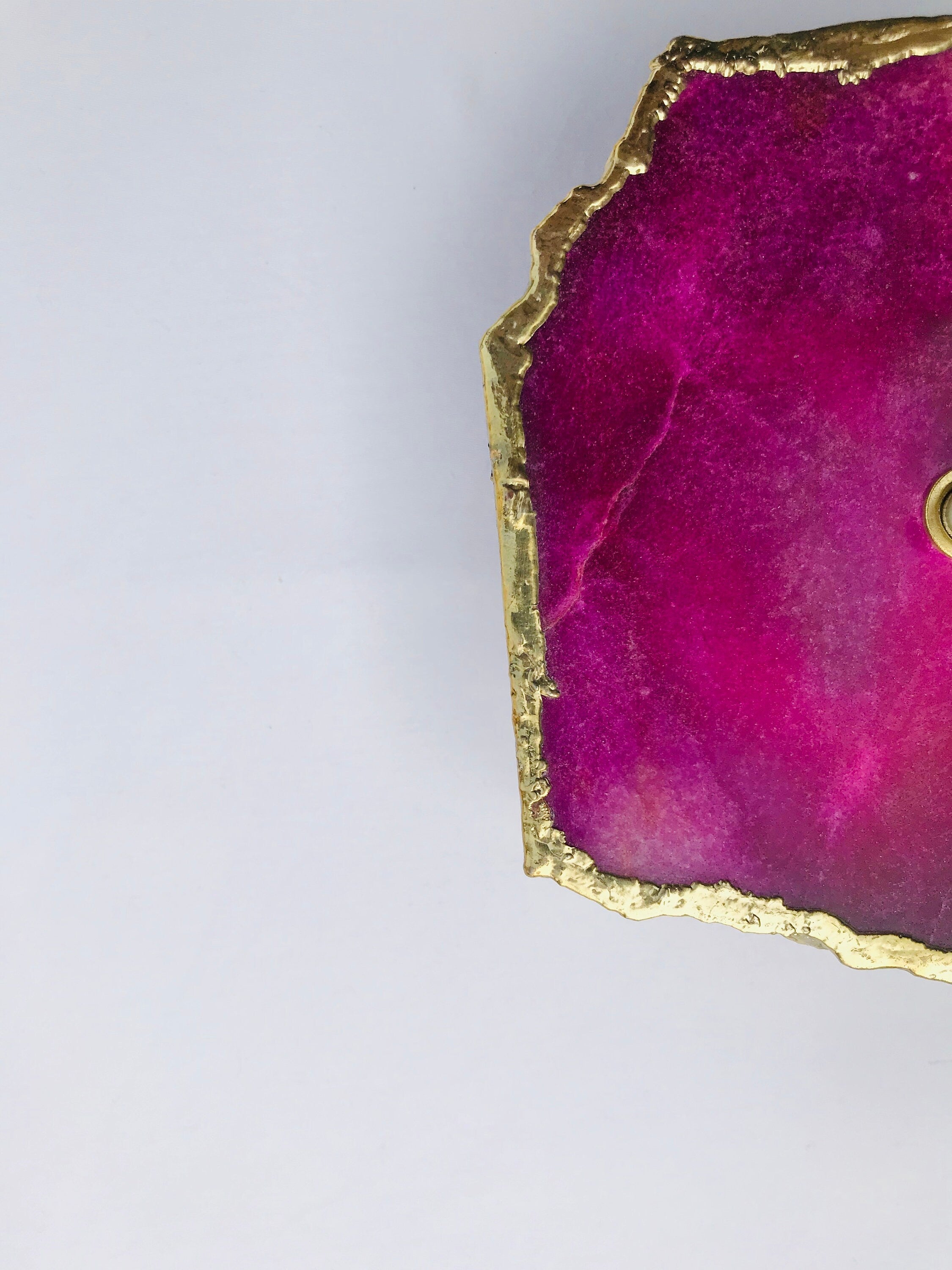 Magenta agate aventurine desk clock with gold electroplated edges and modern brass hands — view 4