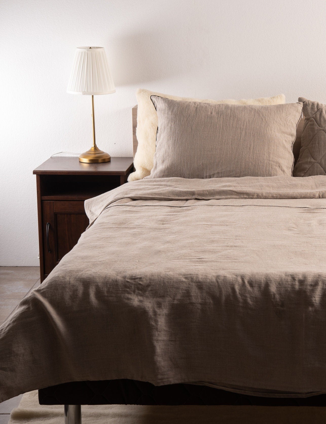 Natural linen bed pillow with premium merino wool filling and adjustable inner cotton casing — view 2