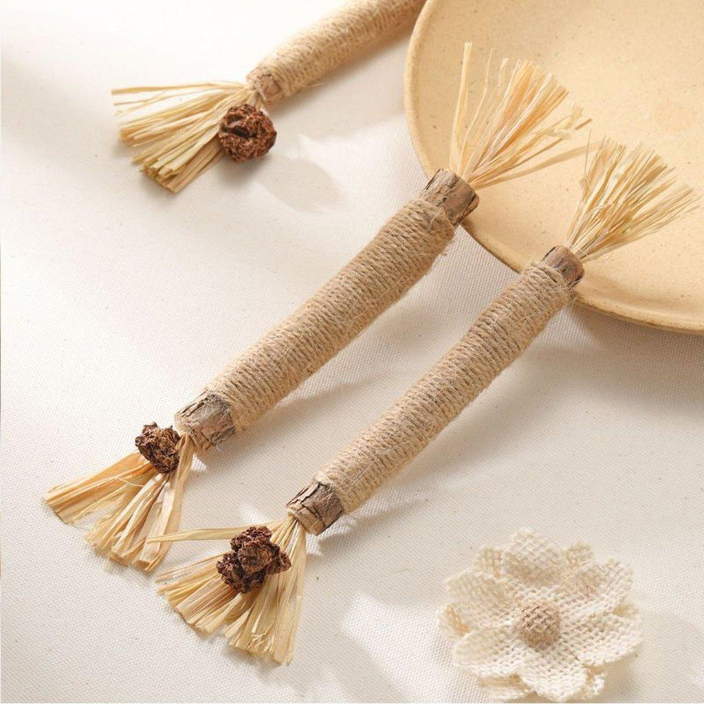 Natural silvervine cat chew stick with corn husk and hemp rope for dental cleaning — view 3