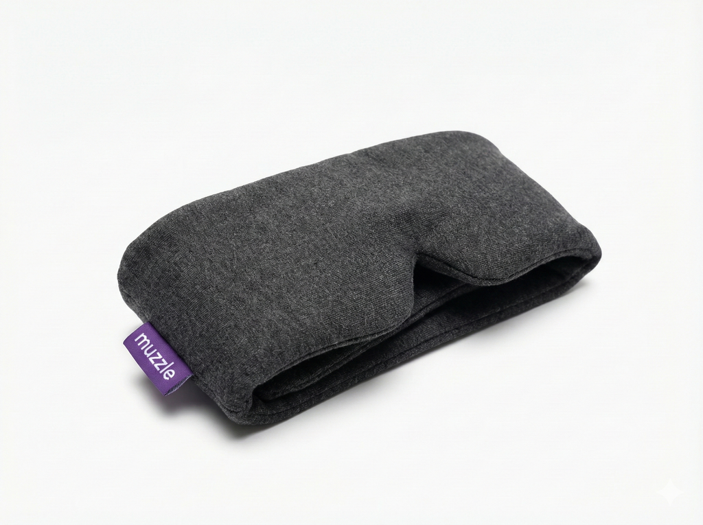 Plush black Muzzle Cerrene sleep mask made of breathable cotton for total blackout relaxation — view 2