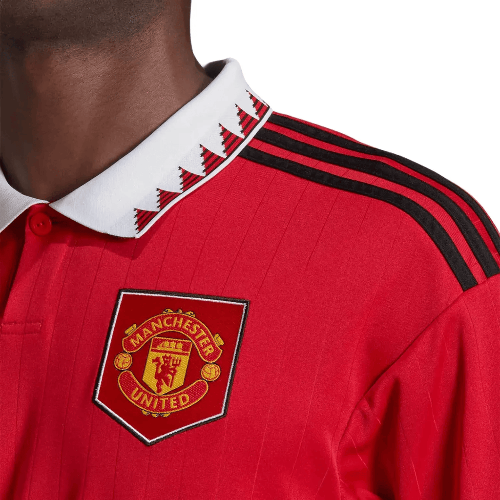 Manchester United Home soccer jersey 2022/23 red and white Adidas athletic shirt with club crest — view 5