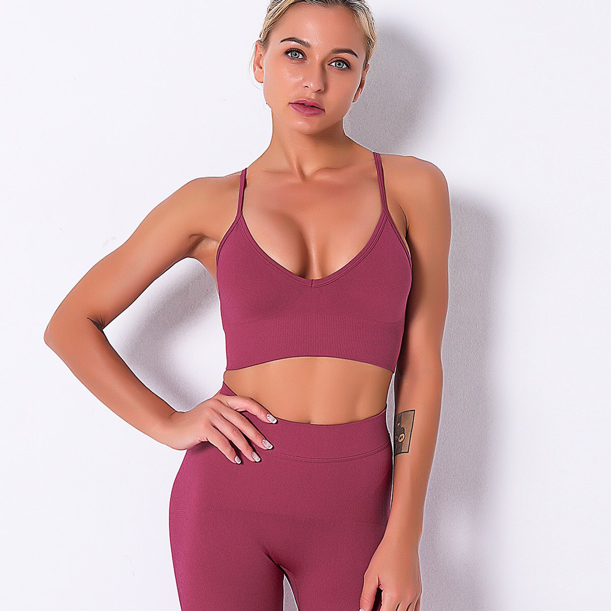 Seamless push-up sports bra crop top with beauty back design in solid colors for running. — view 4
