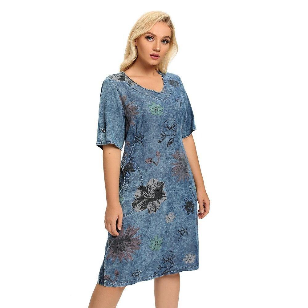 Women's plus size blue floral printed short sleeve knee-length denim sheath dress with V-neck — view 3