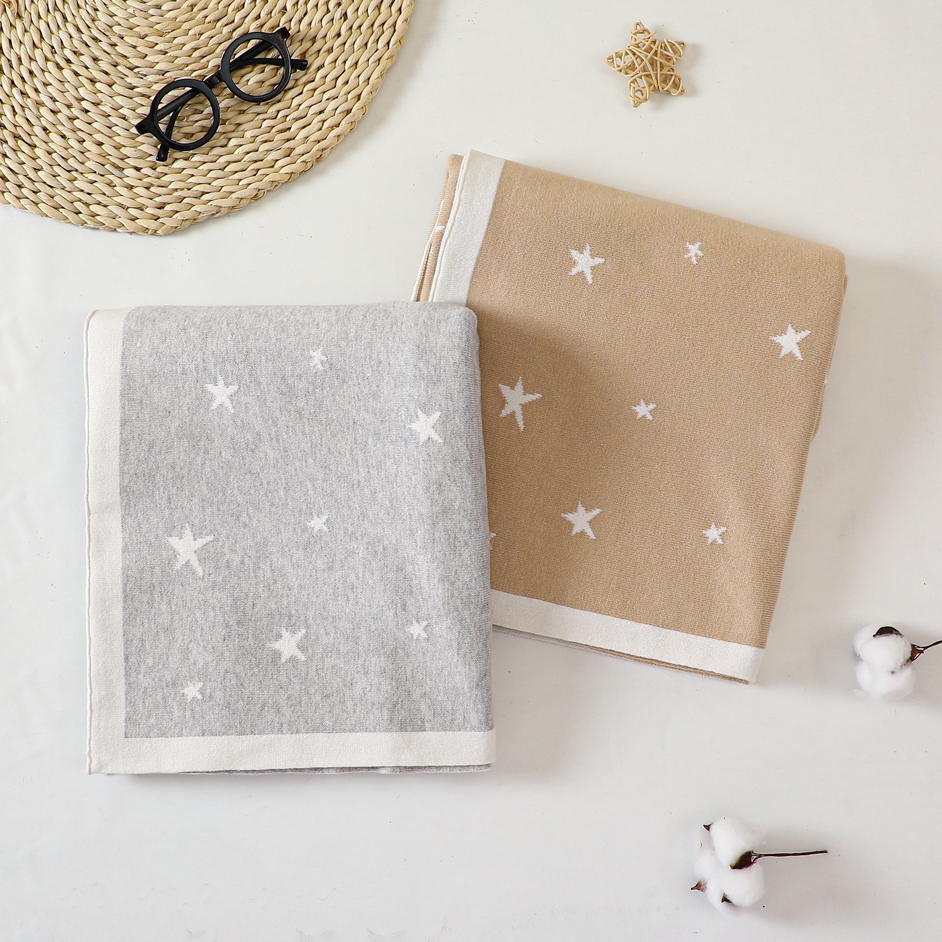 Baby jumpsuit and blanket gift set in grey and khaki cotton with animal pattern — view 2