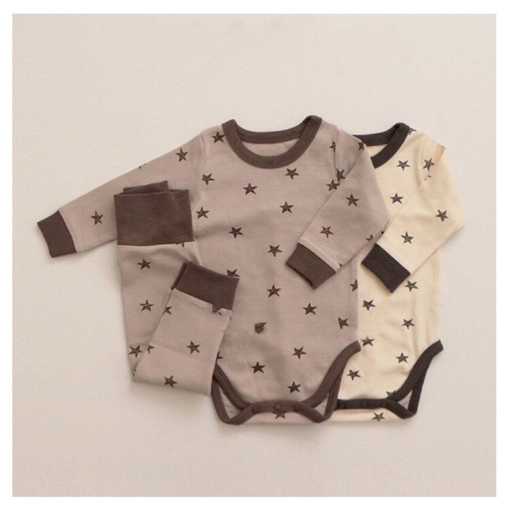 Baby star and moon graphic cotton bodysuit and thermal pants set in khaki and apricot. — view 2