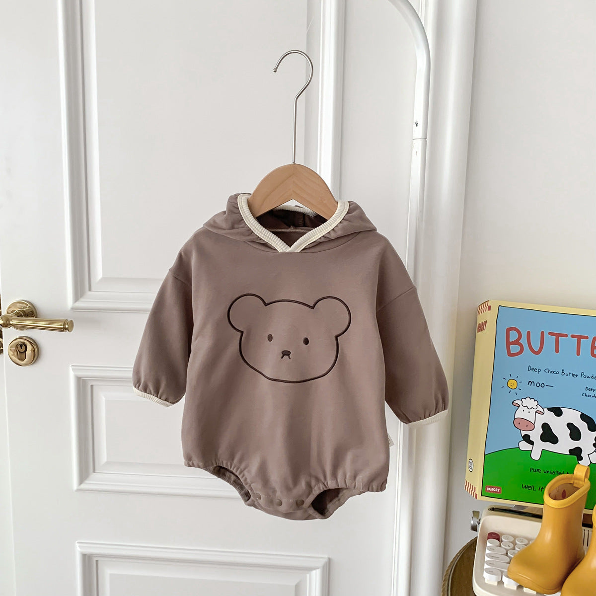 Unisex baby hooded bodysuit in beige cotton with a cute teddy bear pattern — view 3