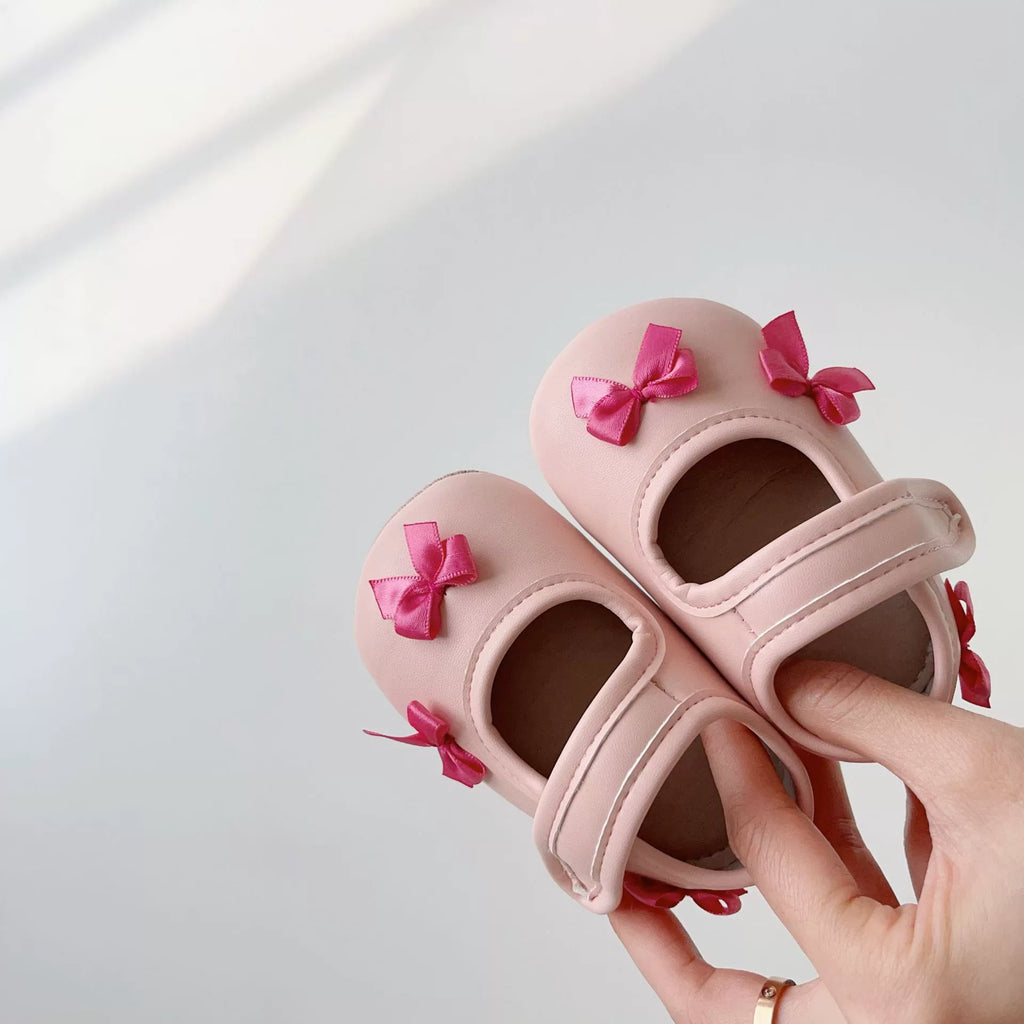 Baby girl walking shoes with butterfly bows and soft anti-slip soles in pink or black — view 3