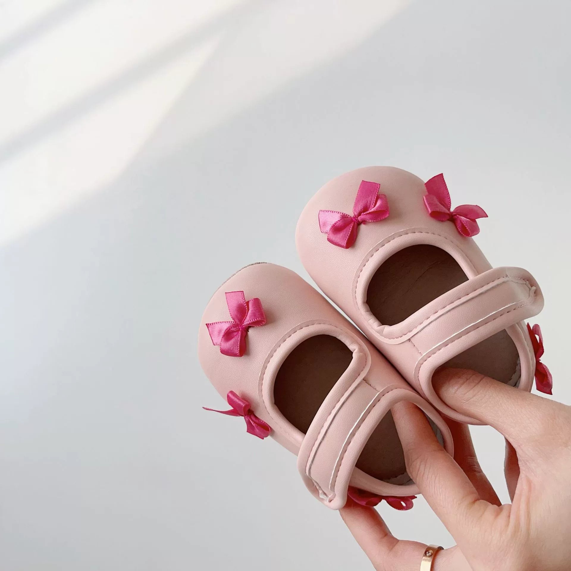 Baby girl walking shoes with butterfly bows and soft anti-slip soles in pink or black — view 3