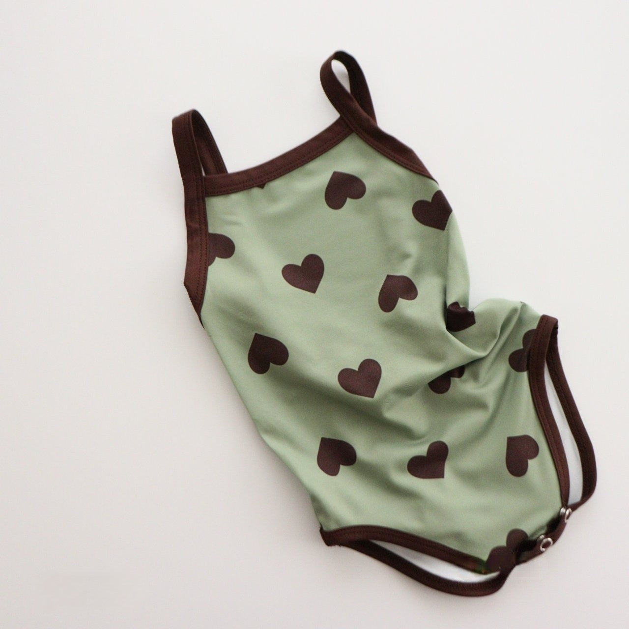 Girls two-piece heart pattern swimwear set with matching wide-brim protective sun hat — view 4