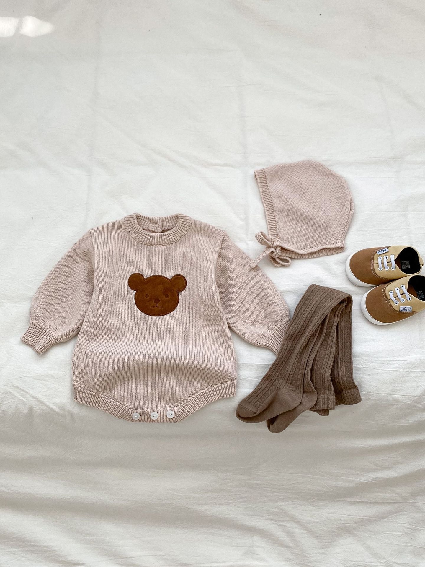 Knitted unisex baby bodysuit and matching hat set with teddy bear pattern in soft cotton — view 3