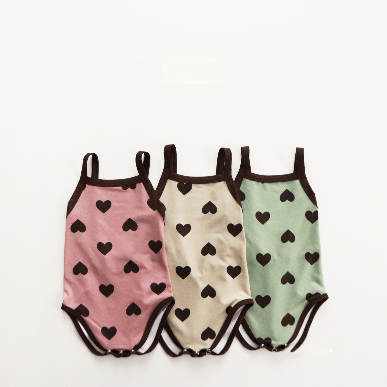 Girls two-piece heart pattern swimwear set with matching wide-brim protective sun hat