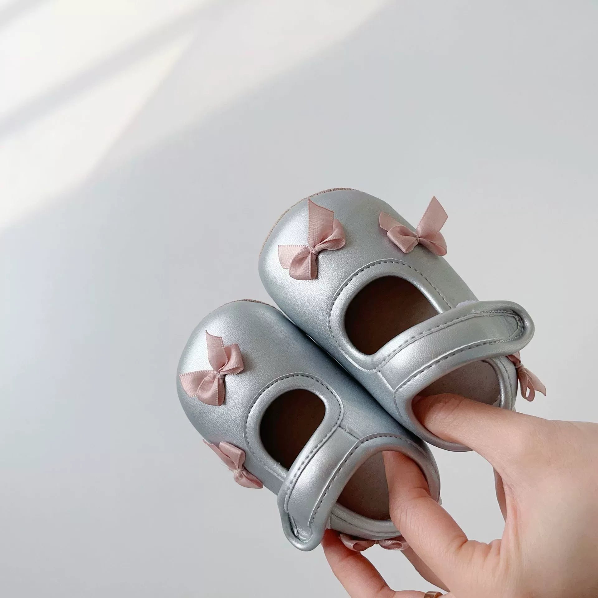 Baby girl walking shoes with butterfly bows and soft anti-slip soles in pink or black — view 5