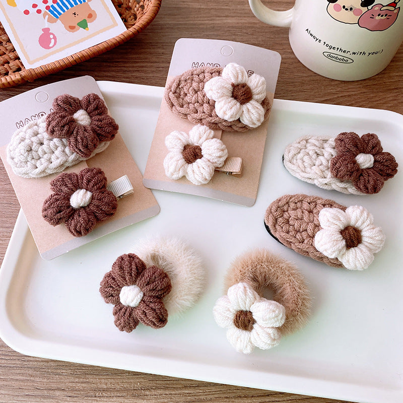 Knitted floral hair clip and plush hairband in beige woolen material for children and babies