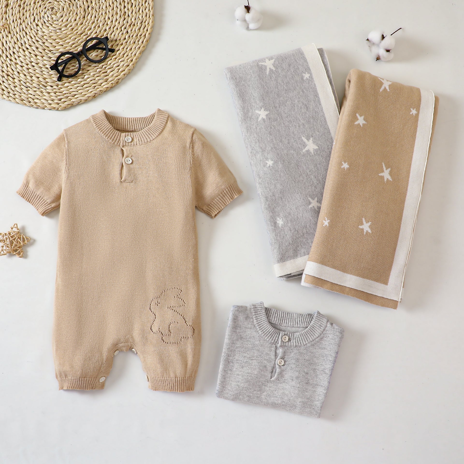 Baby jumpsuit and blanket gift set in grey and khaki cotton with animal pattern
