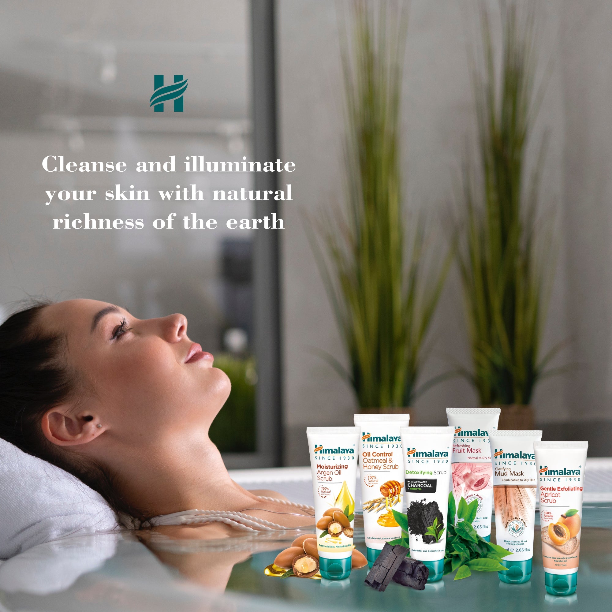 Himalaya blackhead clearing walnut face scrub in a 75ml squeeze tube with botanical ingredient graphics — view 5