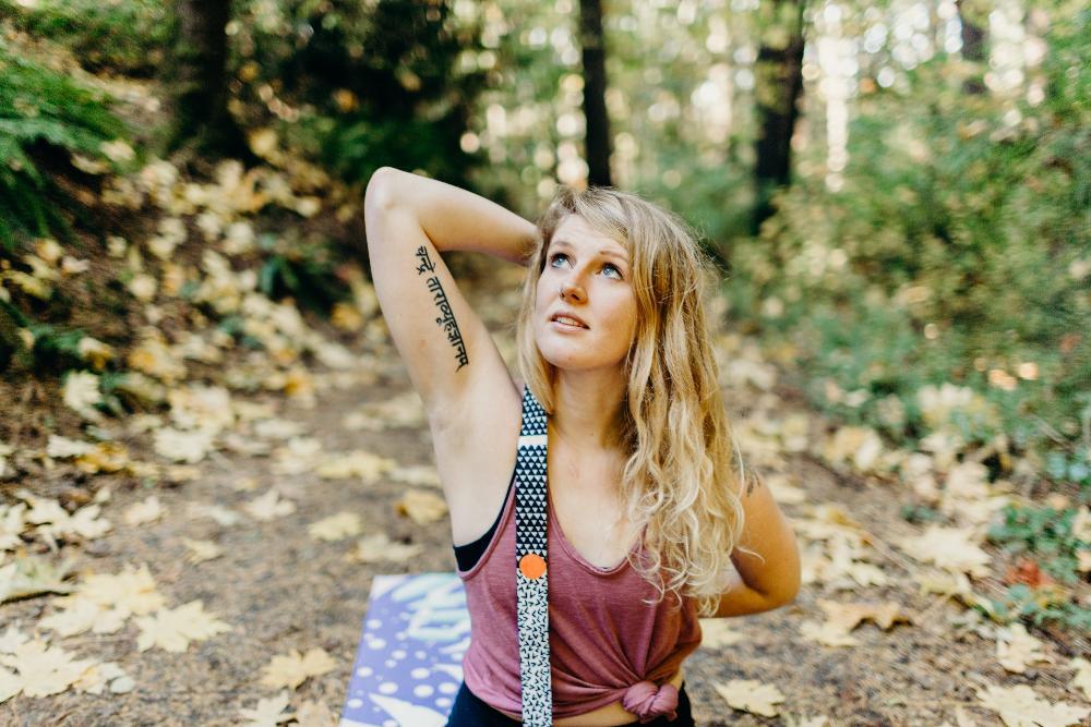 White Bowie yoga strap with retro print, organic cotton material, and adjustable metal D-ring buckles — view 4