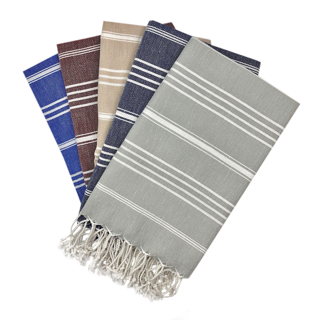 Classic Turkish hand towel with hand-knotted fringe, made of highly absorbent 100% cotton.