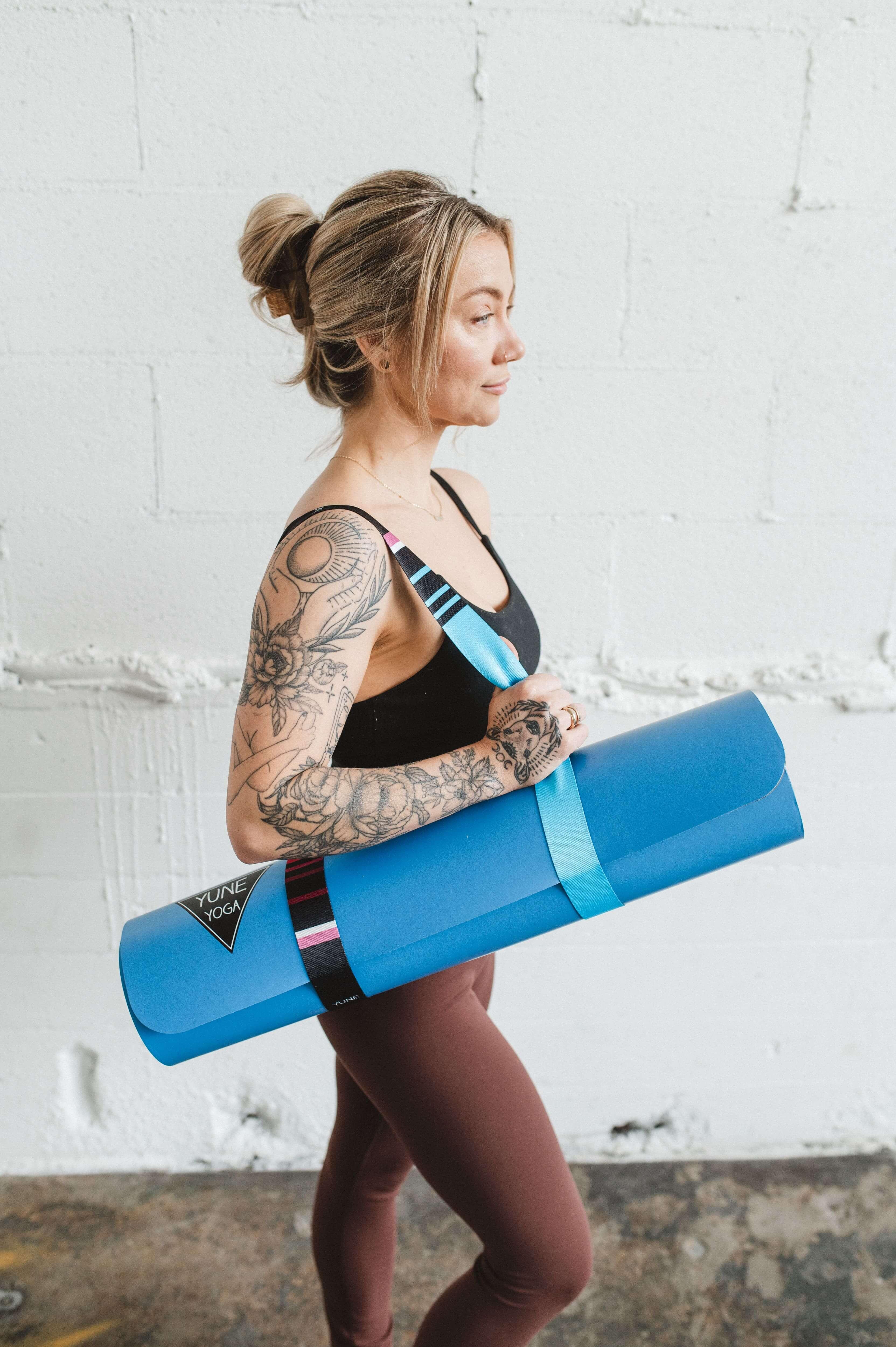 Blue patterned Horatio yoga stretching strap made of organic cotton with polished metal D-ring buckles. — view 2