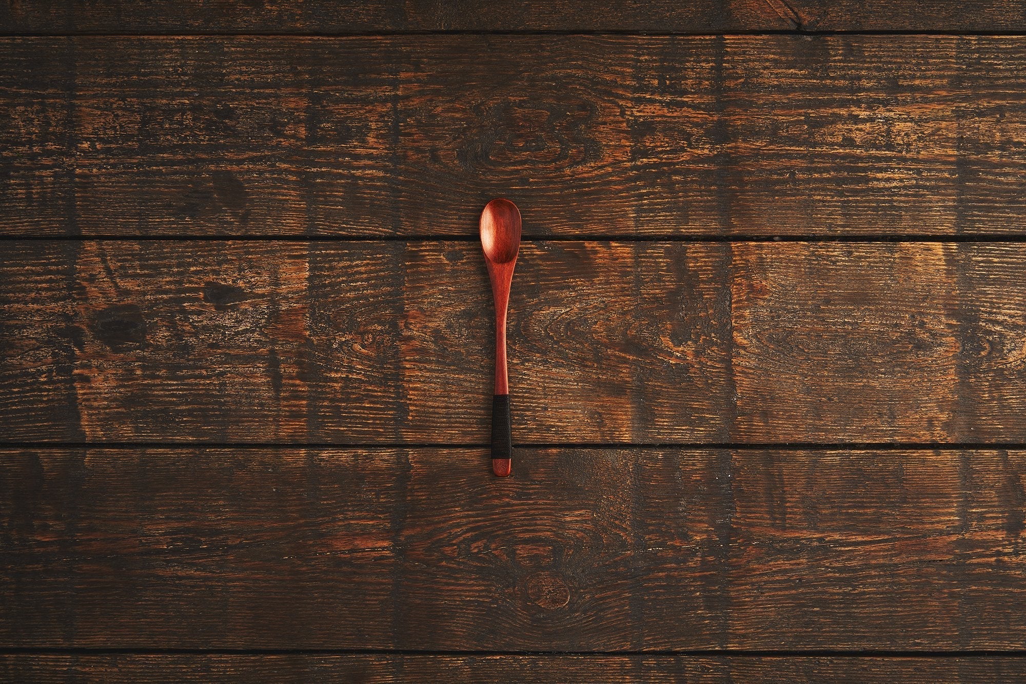 Nanmu wooden tea measuring spoon for precise loose leaf dosing featuring a smooth ergonomic handle