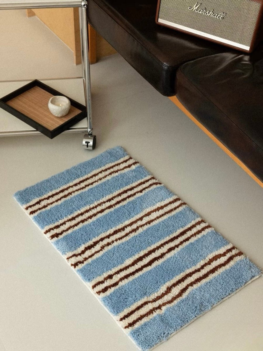 Retro blue stripe bath rug on floor, ultra soft and highly absorbent fluffy bathroom mat